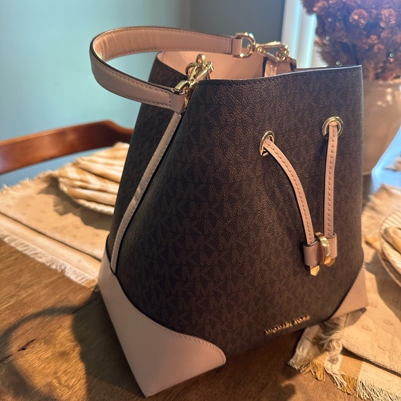 Michael Kors Bucket bag - Picture 1 of 4